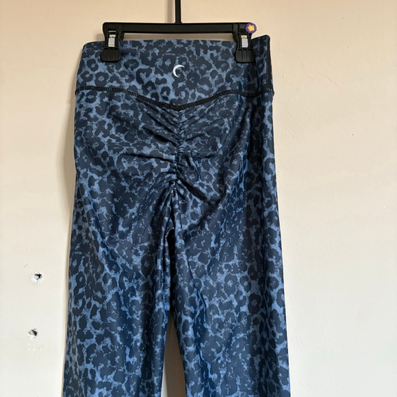 Zyia Active Stone Leopard
Scrunchy Light N Luxe Leggings 2 - Picture 7 of 11